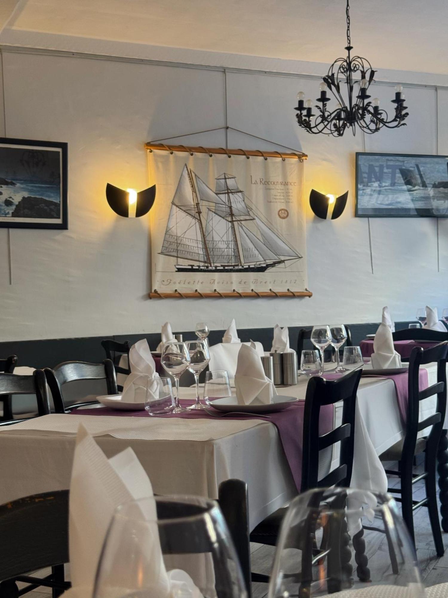 Logis Hotel Les Chardons Bleus Restaurant Le Bistrot De La Mer Roscoff Ngoại thất bức ảnh