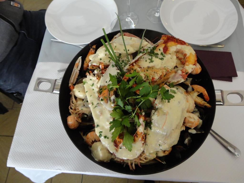 Logis Hotel Les Chardons Bleus Restaurant Le Bistrot De La Mer Roscoff Ngoại thất bức ảnh