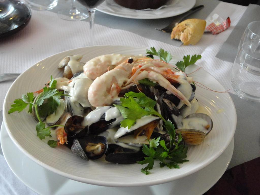 Logis Hotel Les Chardons Bleus Restaurant Le Bistrot De La Mer Roscoff Ngoại thất bức ảnh