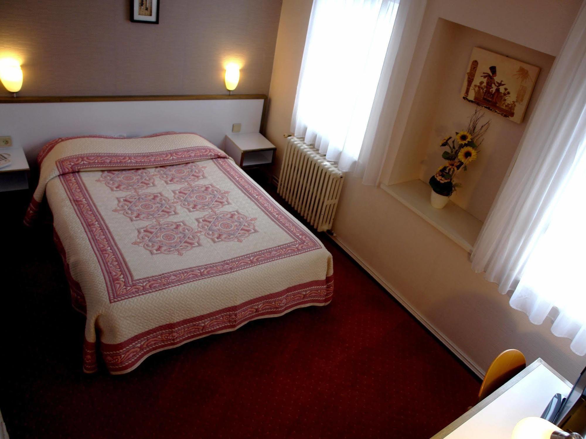 Logis Hotel Les Chardons Bleus Restaurant Le Bistrot De La Mer Roscoff Ngoại thất bức ảnh