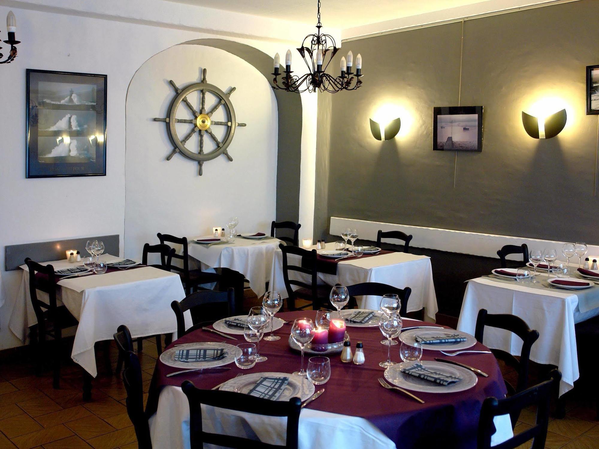 Logis Hotel Les Chardons Bleus Restaurant Le Bistrot De La Mer Roscoff Ngoại thất bức ảnh